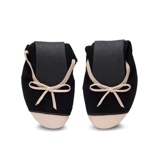 Die schwarzen, faltbaren Ballerinas TWIST Infinity von ZAQQ sind für ihren Komfort und Stil bekannt. Sie zeichnen sich durch beigefarbene Zehenpartie und Verzierungen mit eleganten beigefarbenen Schleifen aus. Diese von Barfußballerina inspirierten Schuhe haben ein schlankes und kompaktes Design, das sie für jeden Anlass geeignet macht.