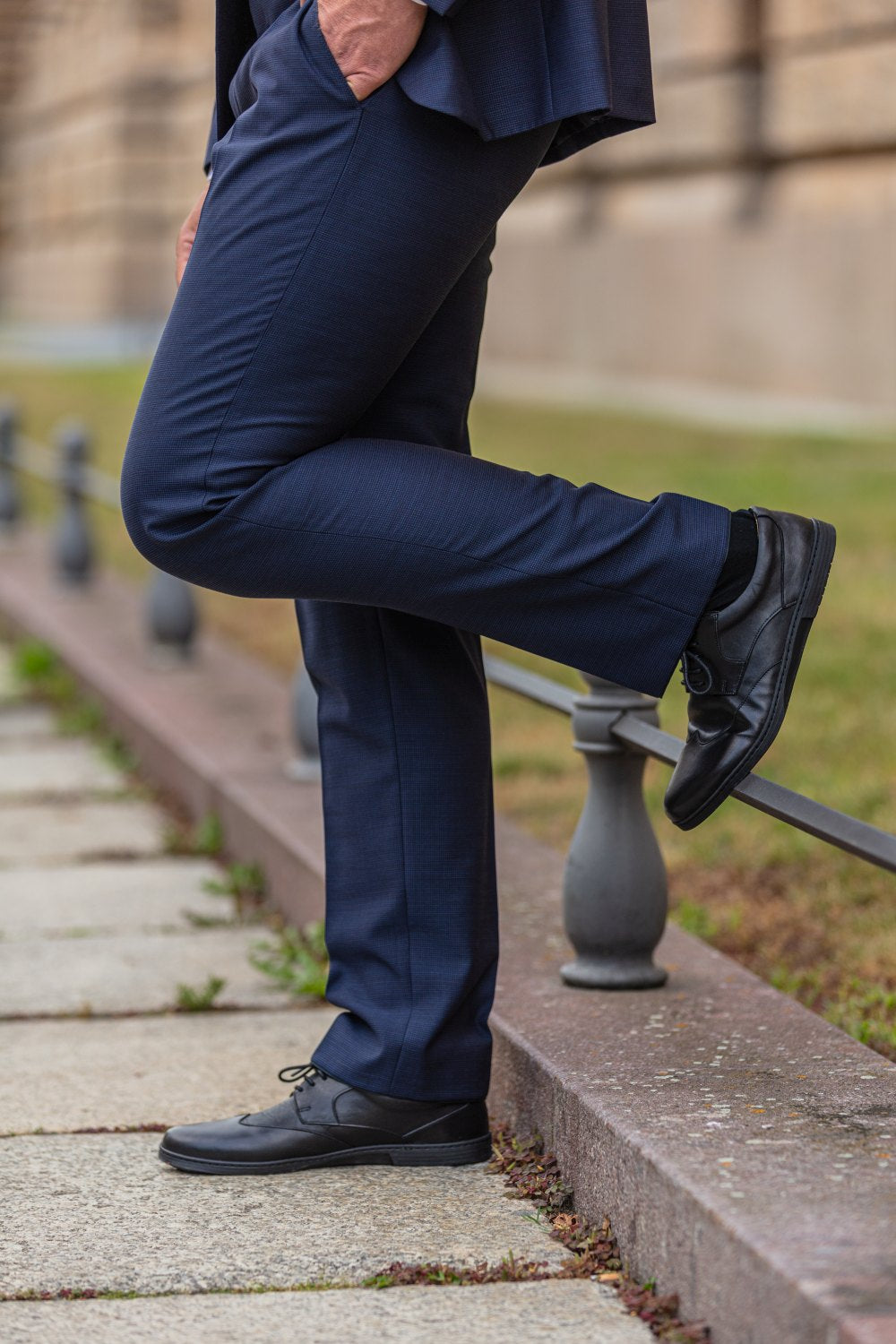 Ein Paar Oxford-Schuhe aus schwarzem Leder BRIQ Prime von ZAQQ mit Schnürung, bei der ein Schuh auf dem anderen vor einem weißen Hintergrund ruht. Diese eleganten Business-Schuhe strahlen Raffinesse aus und sind mit einer bequemen Barfußsohle für ganztägiges Tragen ausgestattet.