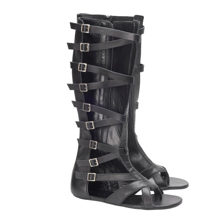 Die schwarzen Gladiator-Sandalen ZAQQ DAMASQ sind aus geschmeidigem Nappaleder gefertigt und reichen bis zum Knie. Sie sind mit mehreren Riemen und Schnallen auf jeder Seite versehen. Diese schicken Sommerstiefel haben offene Zehen und einen praktischen Reißverschluss auf der Rückseite.