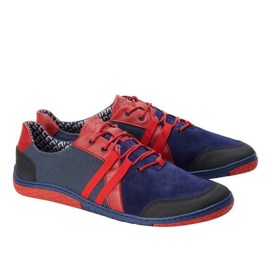 Diese QARLTON Blue-Sneaker von ZAQQ zeichnen sich durch stilvolle rote, blaue und schwarze Akzente aus. Das Design umfasst rote Schnürsenkel, blaue Mesh-Seiten und schwarze Zehenkappen und sorgt so für ein auffälliges Erscheinungsbild und höchsten Komfort. Rote und blaue Sohlen passen perfekt zum schwarz-weißen geometrischen Muster der Innenseite.