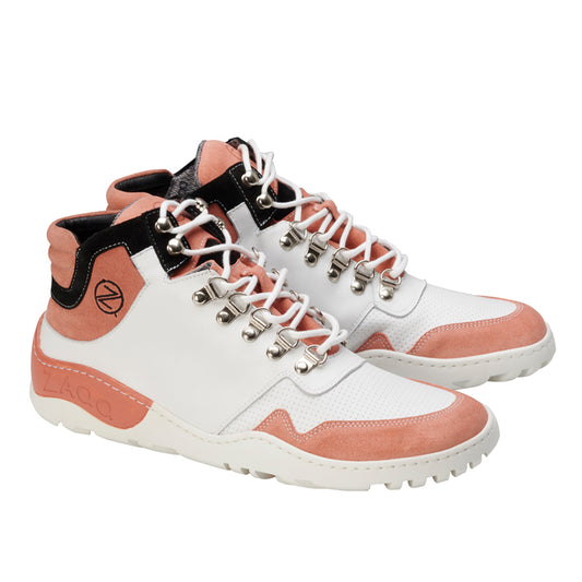 Ein Paar ZAQQ High-Top-Sneaker in einem auffallend modernen Design, das eine Mischung aus Weiß-, Rosa- und Schwarztönen präsentiert. Diese Sneaker verfügen über silberne Ösen, gepolsterte Kragen für mehr Komfort und strukturierte Sohlen, die mit einem markanten stilisierten Z-Logo an der Seite verziert sind. Die VAQATION Rosa Waterproof Edition garantiert Haltbarkeit bei jedem Wetter, ohne Kompromisse beim Stil einzugehen.