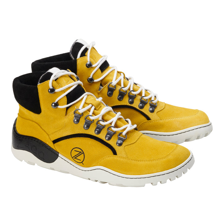 Die ZAQQ TERRAQ Yellow Waterproof High-Top-Sneakers bestechen durch weiße Schnürsenkel und schwarze Akzente. Diese Outdoorschuh-Schuhe verfügen über Metallösen, ein schwarzes Logo an der Seite und weiße geriffelte Sohlen für maximale Traktion auf unebenem Gelände.