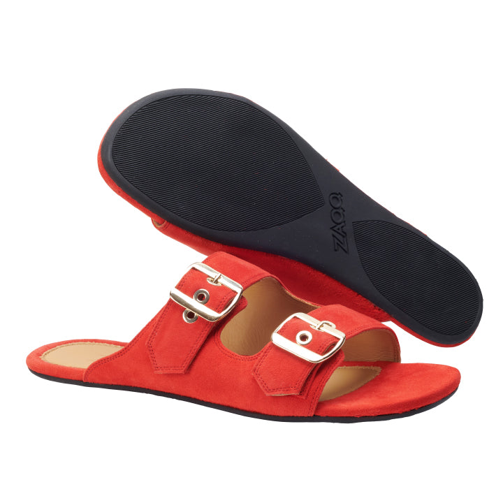 Die UQO Red Sandalen von ZAQQ verfügen über zwei verstellbare Riemen mit Metallschnallen, die ein Barfußgefühl vermitteln. Die schwarze, strukturierte Sohle sorgt für sicheren Halt und macht diese Sandalen mit ihrem schlichten, aber stilvollen Design ideal für die Freizeit.