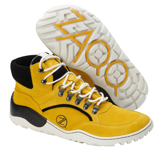 Wir präsentieren den TERRAQ Yellow Waterproof von ZAQQ – einen High-Top-Sneaker in leuchtendem Gelb und Schwarz, komplett mit weißen Schnürsenkeln. Er verfügt über ein markantes Profilmuster und ein Logo auf der Sohle. Das Design wird durch silberne Ösen und kontrastierende schwarze Akzente an den Seiten und der Ferse aufgewertet und ist damit die ideale Wahl für alle, die sowohl Stil als auch den Komfort des Barfußlaufens schätzen.