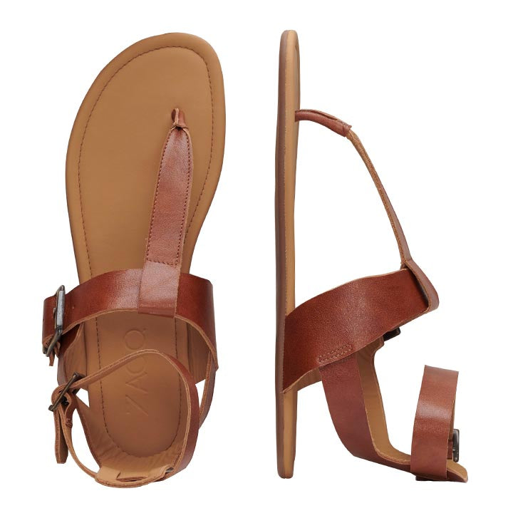 Vorgestellt werden die QAPRI Brown-Sandalen von ZAQQ. Eine Sandale aus luxuriösem Nappaleder ist von oben zu sehen, während die andere ihre flache Sohle und Riemenkonstruktion mit Zehenriemen und verstellbarem Knöchelriemen mit Schnalle hervorhebt.