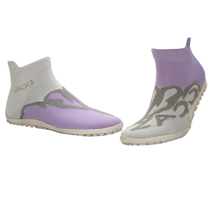 Die ZAQQ SOQQ Fire Purple Schuhe im Sockenstil bestechen durch ihre weiche Sohle und ihr wellenförmiges Muster in einem Farbverlauf aus Lavendel und Grau auf weißem Hintergrund.