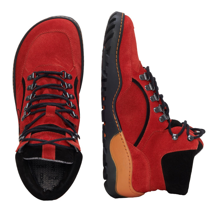 Wir präsentieren den TERRAQ Orange Waterproof von ZAQQ: Diese rot-schwarzen High-Top-Wanderstiefel haben dicke Sohlen mit der robusten ZAQQ TERRA Sohle. Der linke Stiefel ist von vorne abgebildet, während der rechte Stiefel im Profil gezeigt wird, was seine robuste Konstruktion und den kontrastierenden braunen Fersenabschnitt hervorhebt.