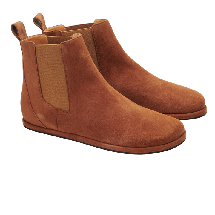 Wir präsentieren den EQUITY Cognac von ZAQQ: Ein Paar elegante, minimalistische Chelsea Boots aus braunem Veloursleder. Mit elastischen Seitenteilen und Laschen an der Rückseite kommen diese stylischen Stiefel elegant auf einem makellos weißen Hintergrund zur Geltung.