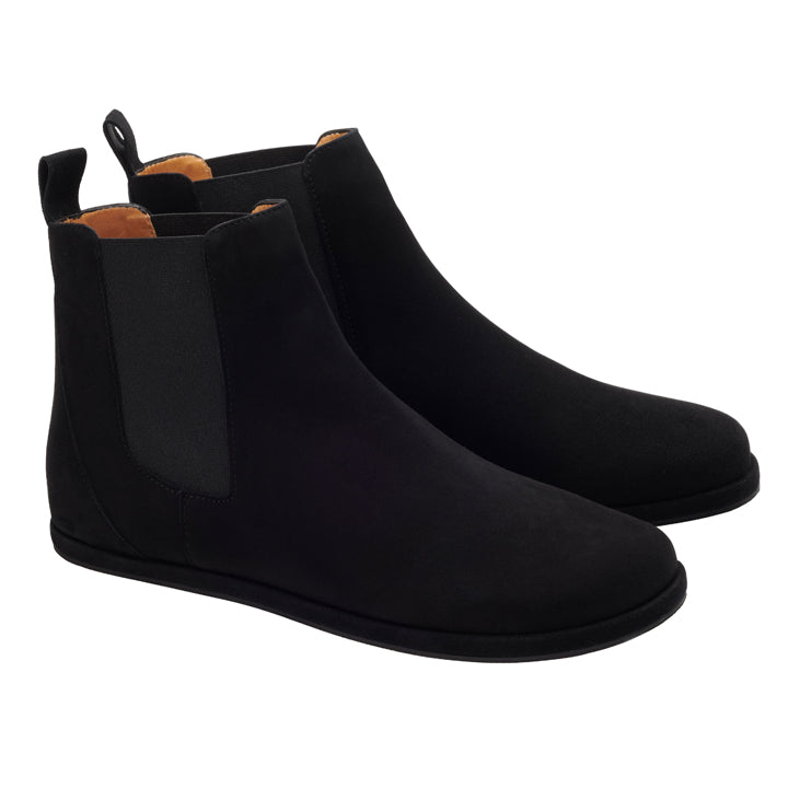 Beim Modell EQUITY Velours Black von ZAQQ handelt es sich um Chelsea-Stiefel mit elastischen Seitenteilen und einer Aufreißlasche an der Rückseite. Sie bestechen durch ihr elegantes Design und ihre velourslederähnliche Textur vor einem schlichten weißen Hintergrund.