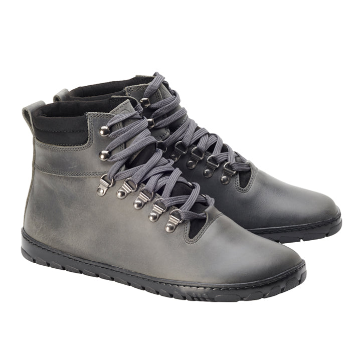 Die wasserdichten High-Top-Wanderstiefel ZAQQ EXPEQ Wide Grey haben eine robuste schwarze Sohle und dunkelgraue Schnürsenkel. Mit silbernen Ösen und einem gepolsterten Knöchelbereich für zusätzlichen Halt bieten sie sowohl Stil als auch Funktionalität für Ihre Outdoor-Abenteuer.