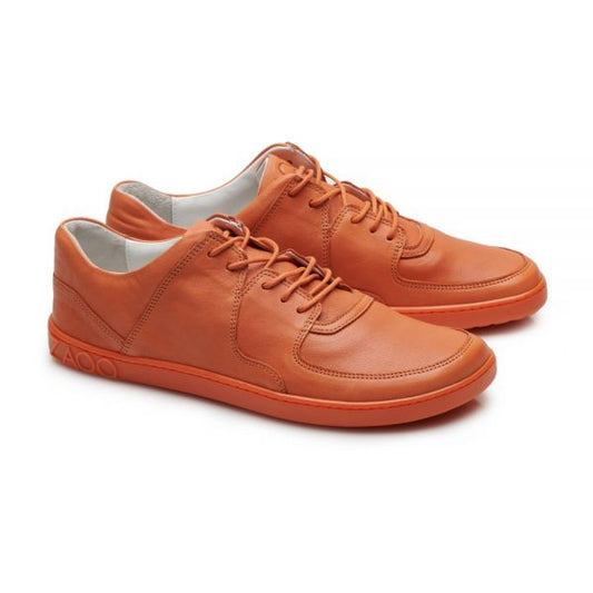 Wir präsentieren die ZAQQ IVIQ Orange Leder-Sneaker mit leuchtend orangefarbenen Schnürsenkeln und passenden Sohlen. Diese eleganten Sneaker verfügen über sichtbare Nähte und ein auf der Seite der Sohle eingeprägtes Logo und kombinieren Stil mit hochwertiger Handwerkskunst.