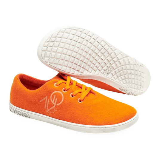 Die leuchtend orangefarbenen LIQE-Sneaker von ZAQQ haben weiße Sohlen und Schnürsenkel sowie ein sichtbares Logo an der Seite und der Sohle. Der obere Schuh zeigt seine Seitenansicht, während der untere sein Profilmuster zeigt und ein Barfußgefühl vermittelt, das den Komfort bei jedem Schritt erhöht.