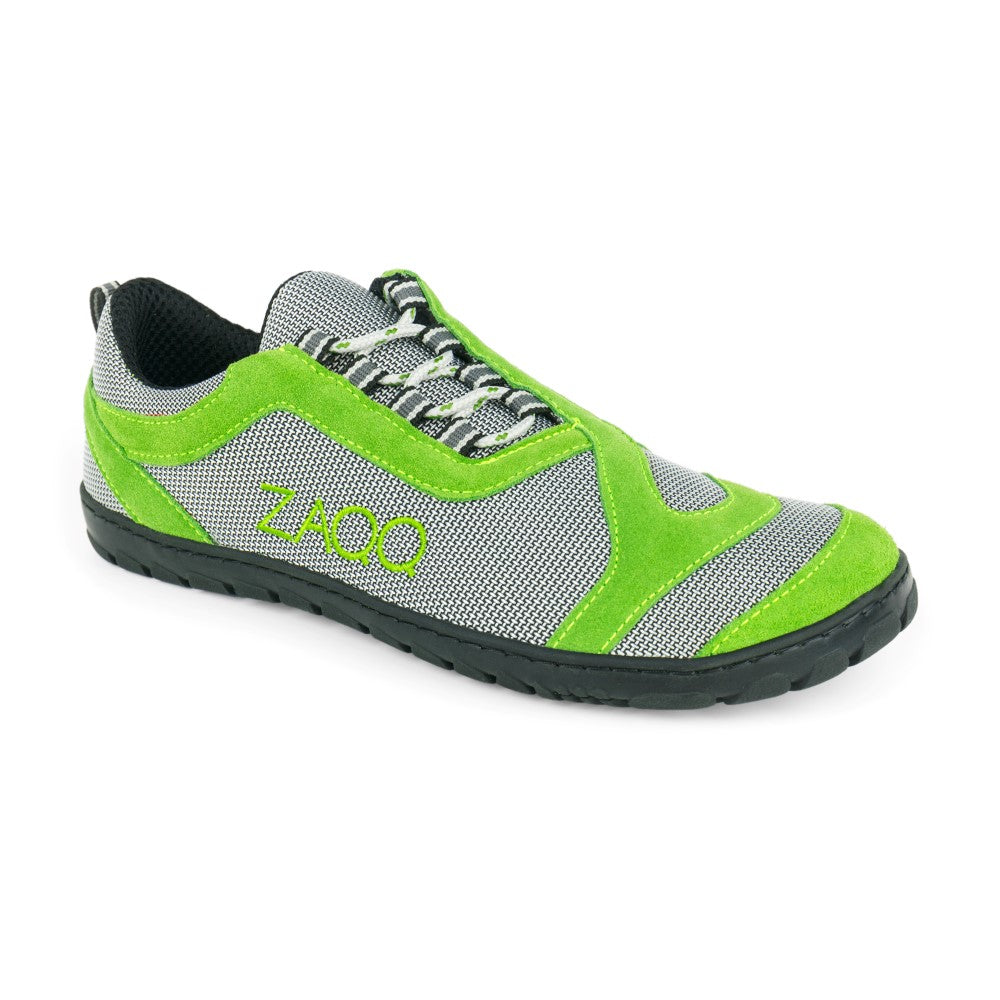 Der ZAQQ QUIQ Trail Green ist ein athletischer Barfußschuh in Grün und Grau, mit schwarzen Schnürsenkeln und einer strukturierten Sohle. Konzipiert für Outdoorabenteuer, kombiniert er Mesh und wildlederähnliche Materialien, um außergewöhnlichen Tragekomfort zu betonen.