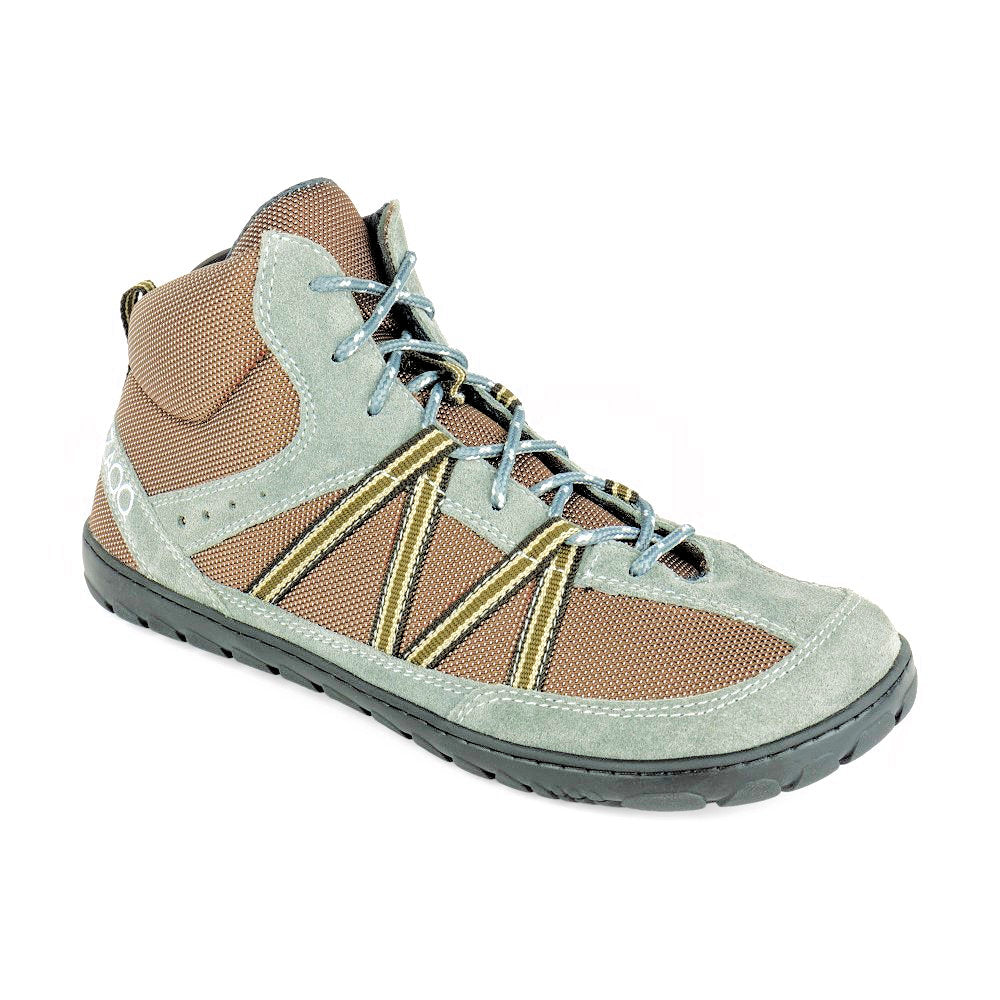 Der ROQQ Trail Brown von ZAQQ ist ein High-Top-Sneaker in Braun- und Grautönen, gefertigt aus einer Kombination aus Mesh- und Wildledermaterialien. Er wird durch gelbe und schwarze Streifen mit blauen Schnürsenkeln hervorgehoben. Seine dunkelgraue Trailsohle weist ein strukturiertes Design auf und eignet sich daher ideal für vielseitige Stylings.