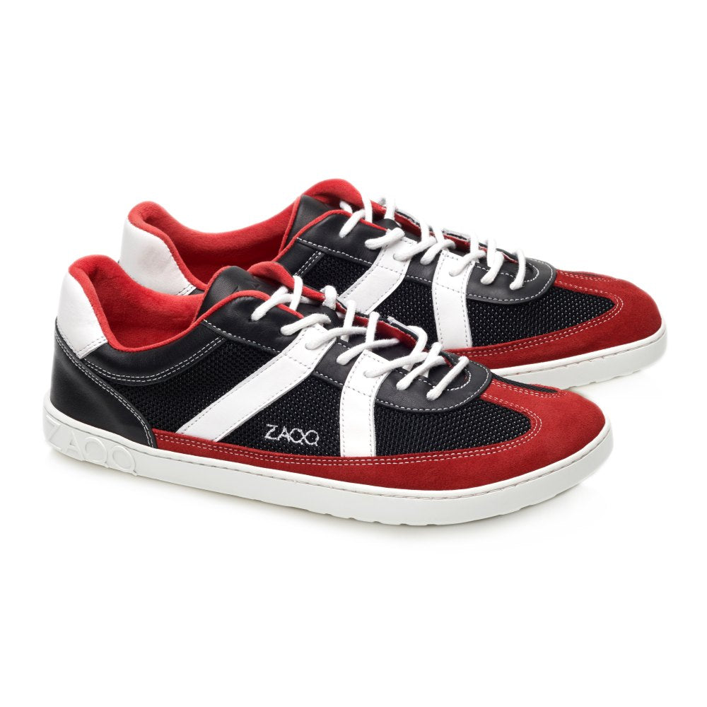 Ein Paar OAQLEY Red-Sneaker von ZAQQ, die eine stilvolle Farbpalette aus Rot, Schwarz und Weiß präsentieren. Diese Sneaker haben weiße Schnürsenkel und ein auffälliges Seitendesign, auf dem der Markenname deutlich zu sehen ist. Die Sohlen sind weiß, was sie zur idealen Wahl für alle macht, die elegantes Schuhwerk schätzen.