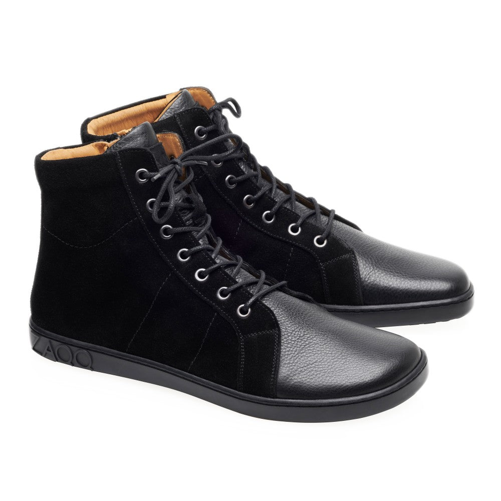 Wir präsentieren die QORE High Black Sneaker von ZAQQ, eine stilvolle Mischung aus Wildleder- und Ledertexturen. Diese High-Tops zeichnen sich durch Akzente aus Veloursleder, glatte Schnürsenkel und eine robuste schwarze Gummisohle aus. Die kontrastierende hellbraune Innenseite verleiht diesem Meisterwerk im Sneaker-Stil eine elegante Note.