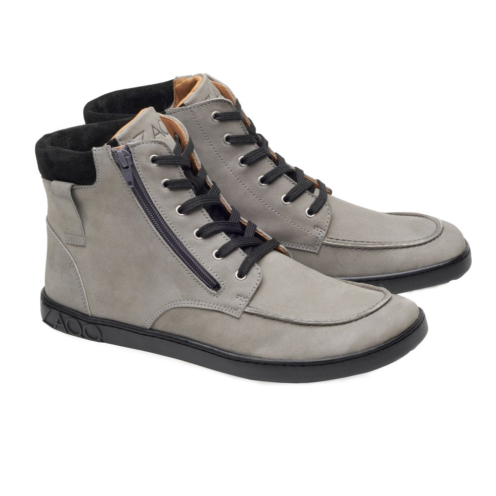 Wir präsentieren den ROQA Grey von ZAQQ: Diese eleganten, stylischen High-Top-Sneaker sind in einem eleganten Grau mit schwarzen Sohlen und Schnürsenkeln erhältlich. Mit einem seitlichen Reißverschluss und hellbrauner Innenseite sind diese Sneaker schräg positioniert, um ihr elegantes Design und ihren flexiblen Komfort zu präsentieren – perfekt für einen lässigen und doch schicken Look.