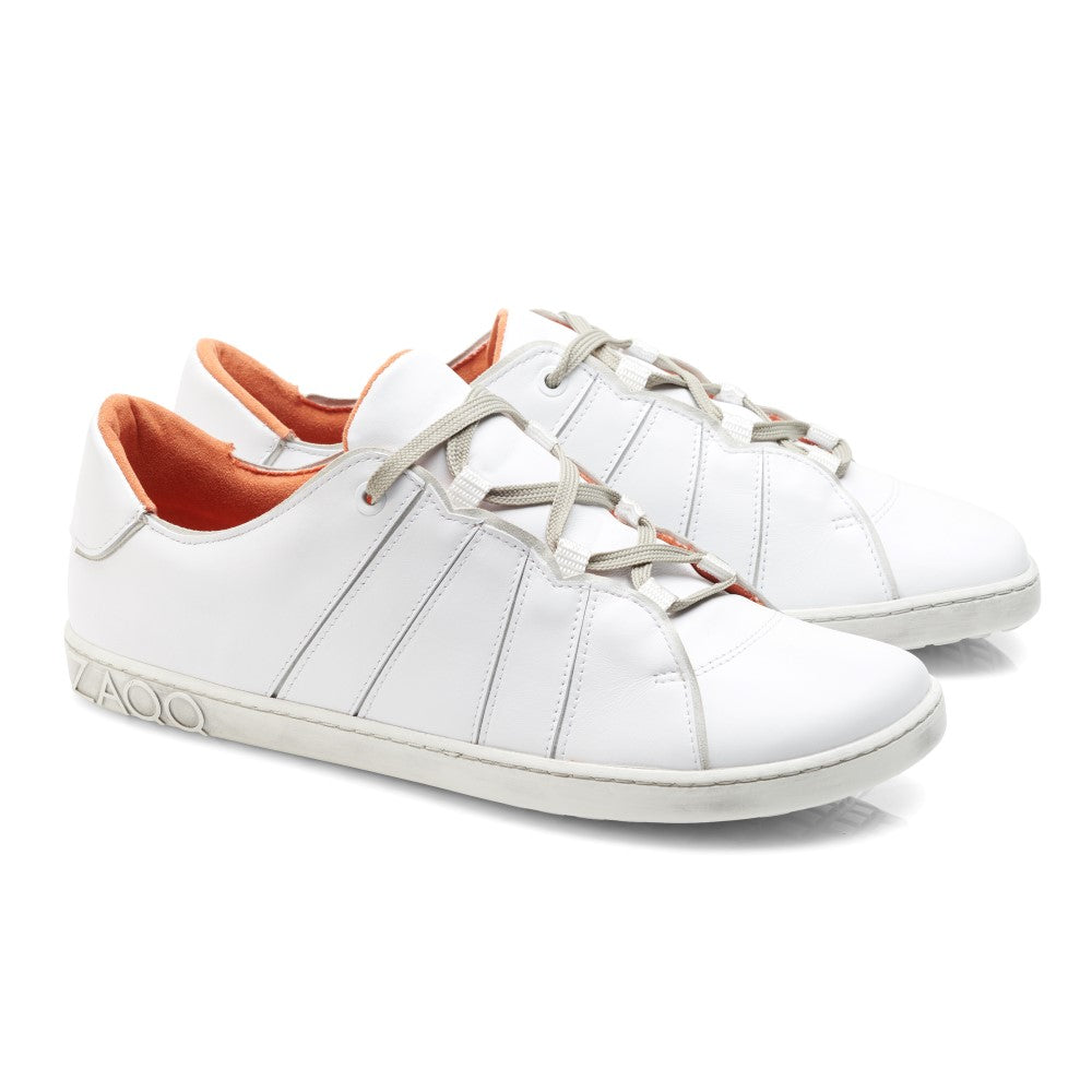 Wir präsentieren den QQQ Low White von ZAQQ, ein Paar weiße Sneaker, die sorgfältig aus hochwertigem Nappaleder gefertigt wurden. Sie verfügen über graue Schnürsenkel und ein orangefarbenes Innenfutter. Die Sneaker zeichnen sich durch ein elegantes Design mit dezenten Nähten aus und haben das ZAQQ-Logo auf der Seite der Sohle eingeprägt, was sowohl Stil als auch Funktionalität gewährleistet und gleichzeitig eine atemberaubende Seiten- und Vorderansicht bietet.