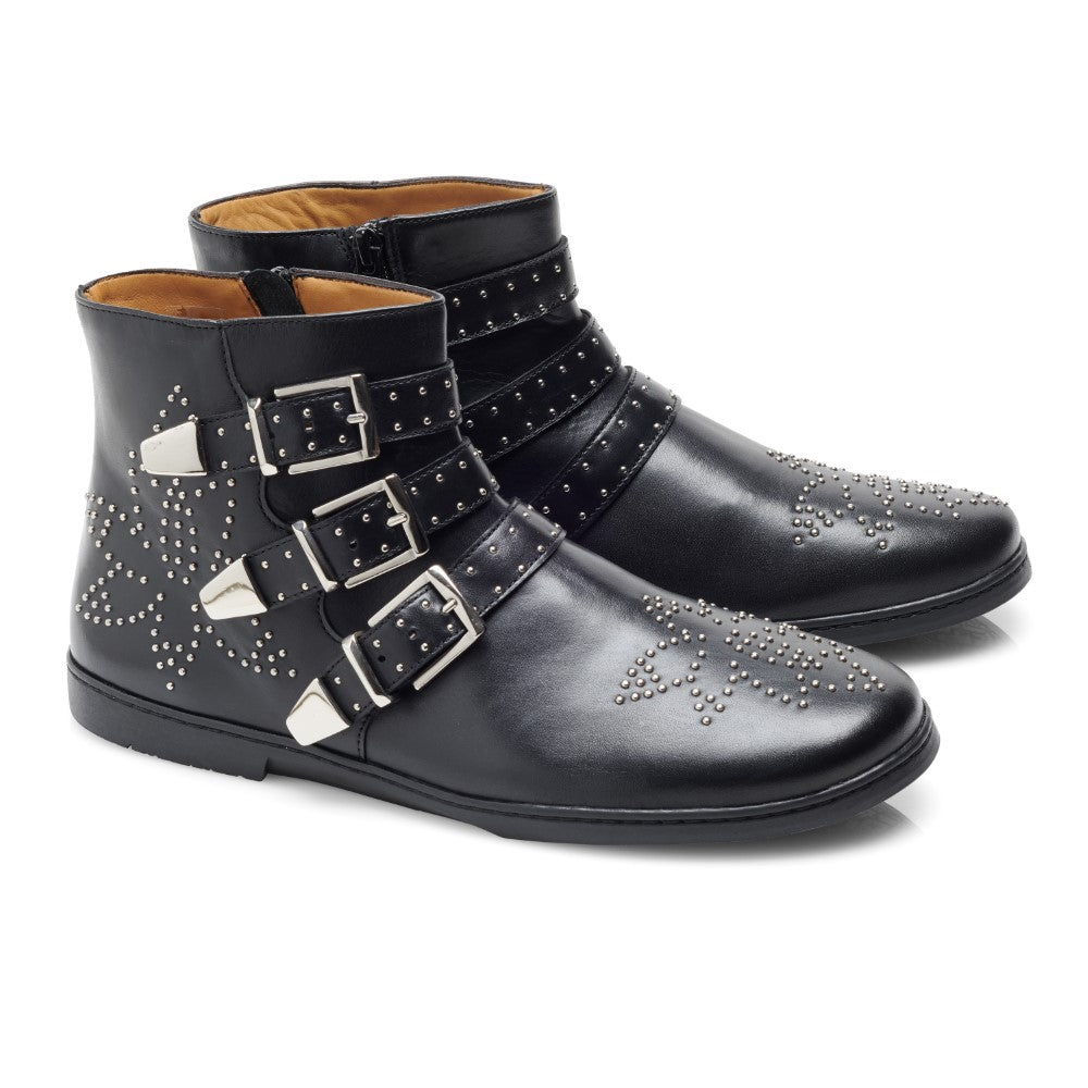 Wir präsentieren den QLANCE Black Silver von ZAQQ, gefertigt aus superweichem Leder. Diese schwarzen Lederstiefeletten sind mit Nieten verziert und haben auf jeder Seite drei silberne Zierschnallen. Mit ihrem glatten, eleganten Aussehen und den aufwendigen dekorativen Mustern vereinen sie Stil und Komfort perfekt.