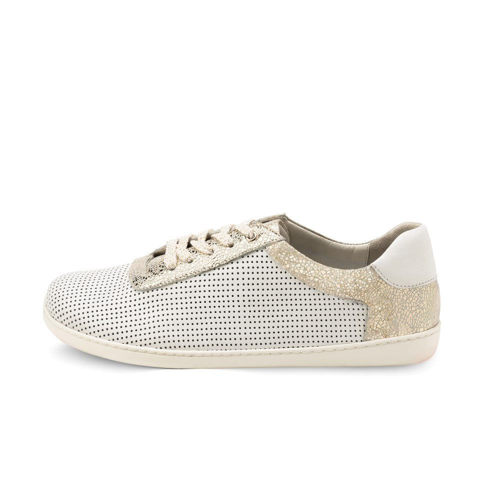 Wir präsentieren den QOOQY White von ZAQQ: Ein stylischer Sneaker in Beige und Weiß aus Nappaleder mit perforierten Details und strukturiertem Seiteneinsatz. Er verfügt über eine gepolsterte Ferse, Schnürsenkel und eine elegante weiße Sohle. Von der Seite vor einem schlichten weißen Hintergrund dargestellt.