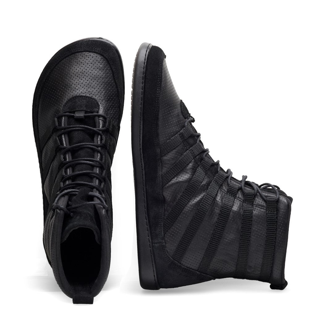 Ein Paar ZAQQ SPARQ High Black High-Top-Sneaker aus Veloursleder auf weißem Hintergrund, wobei ein Schuh aufrecht steht und der andere auf der Seite liegt, wodurch die strukturierte Sohle und das aufwendige Schnürdesign zur Geltung kommen.