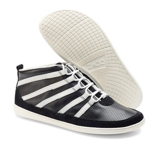 Wir präsentieren den SPARQ Mid Black White von ZAQQ: elegante schwarz-weiße Sportschuhe mit einzigartigem Design. Sie sind aus hochwertigem Nappaleder gefertigt, weisen wunderschöne weiße Streifen und eine robuste Gummisohle auf. Sowohl stehend als auch mit der Sohle nach oben präsentiert, vereinen diese Schuhe nahtlos Stil mit Komfort.