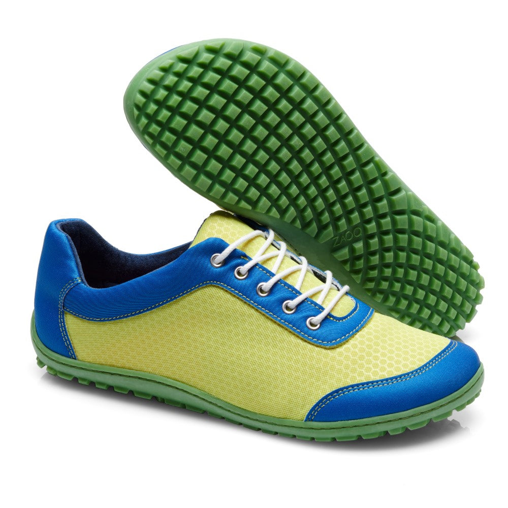 Wir präsentieren den SQIP Lime Blue von ZAQQ: ein Paar stylische Sneaker für optimalen Komfort. Diese Sneaker haben einen leuchtend gelben Mesh-Körper, ergänzt durch blaue Lederakzente und grüne Sohlen. Die weißen Schnürsenkel verleihen einen klassischen Touch, während ein Schuh auf seiner Sohle steht, um das einzigartige Profilmuster hervorzuheben. Ideal als Laufschuh für alle, die gerne mit Stil laufen.